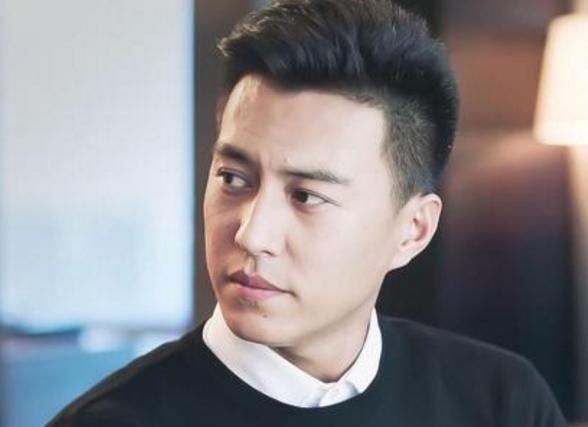 参观靳东在上海的豪宅，光阳台就十几米长了，这套房子至少值千万