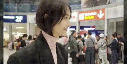 郑爽巴黎时装周新造型太美，可甜美可酷帅，鼻子奇怪引热议