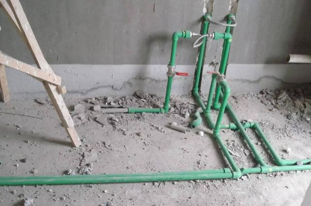 开发商做的水管电线要不要保留？听完老工头的分析，我终于明白了