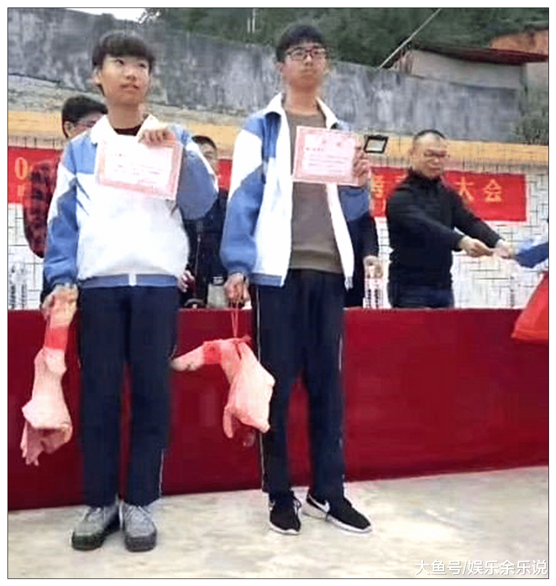 学校也太实在了，奖励学生“大猪蹄子”，网友：金榜“蹄”名！