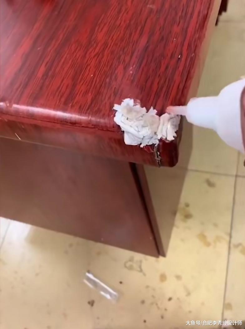 方便面也能修复床头柜? 不可思议! 网友: 回家就拿吃剩的零食修柜子去