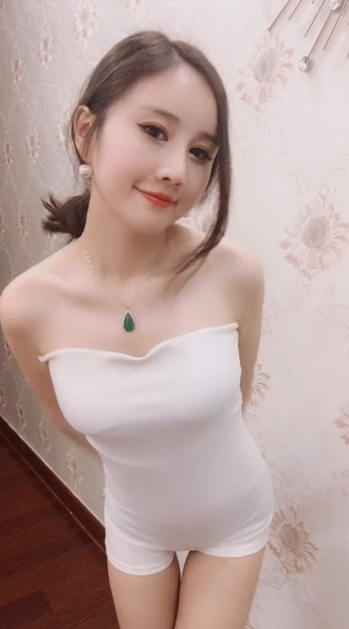 低发髻诠释出一种随性慵懒美