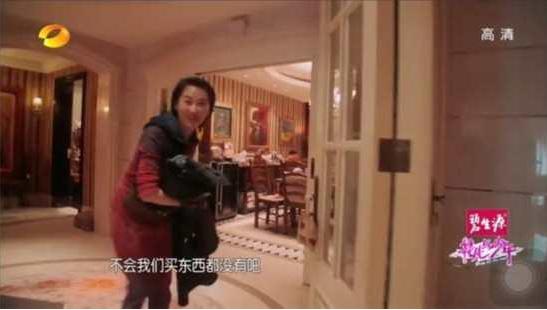 ?参观许晴现实的豪宅，家里布置太凌乱了，到处都是杂物