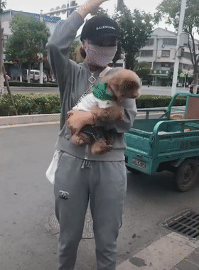 主人拍自己的头，泰迪挣扎嚎叫以为主人被欺负，狗：不许打我主人