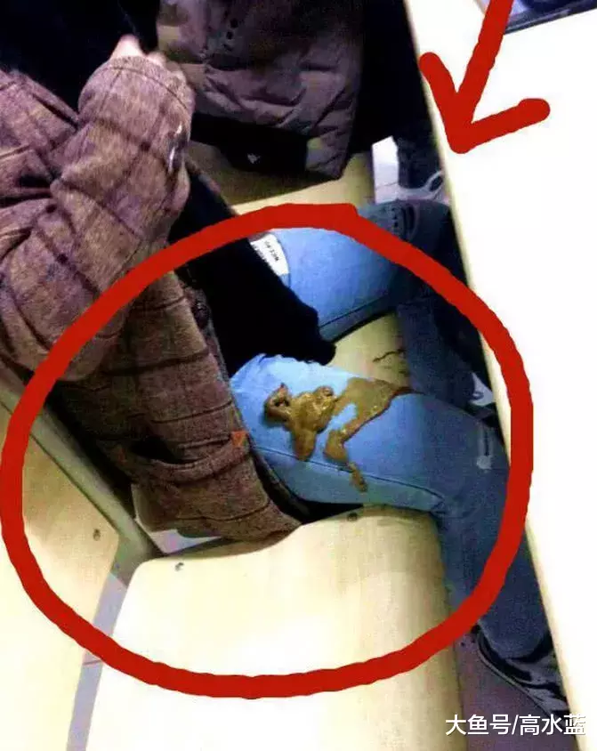 大学生带“猫咪”去上课，一同学刚抱上，就闻到奇怪气味