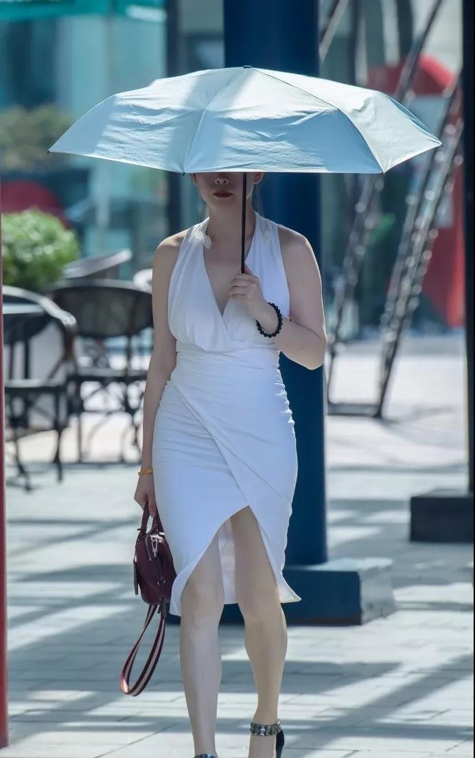 街拍：敢直视镜头，这是一种低调内敛的美