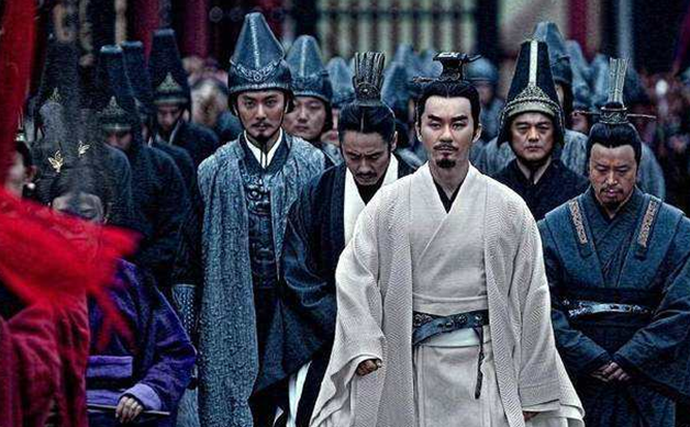 曹丕：他自小聪慧出众，且心智坚定，为何曹操不先考虑立他为继