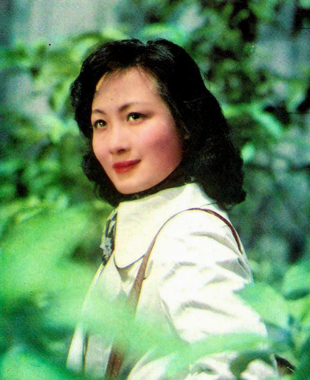 老照片风采，72岁的程晓英，曾是第一位主持央视春晚的女明星