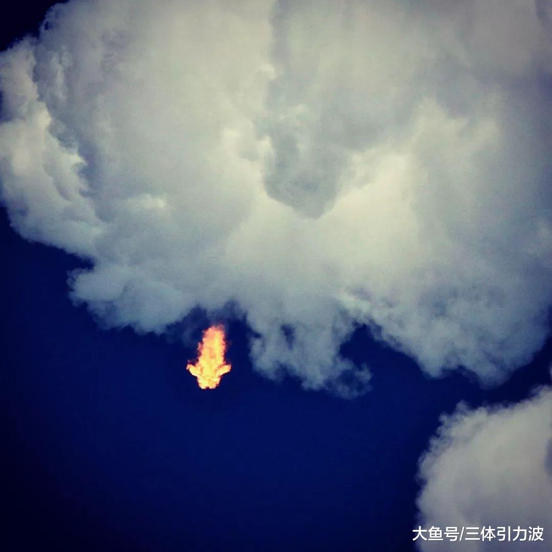 SpaceX纪念版火箭冲破浓雾，一箭三星兑现天价发射