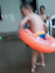 爆笑GIF：要打篮球你就正儿八经的打，你拉倒篮架干啥？