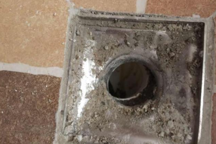 地砖铺好，师傅说地漏堵了，而把电工找来后，他掉头就走