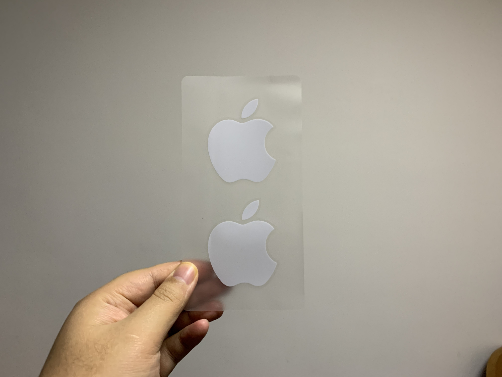 买苹果手机自带的贴纸到底是干嘛用的?现在才明白!