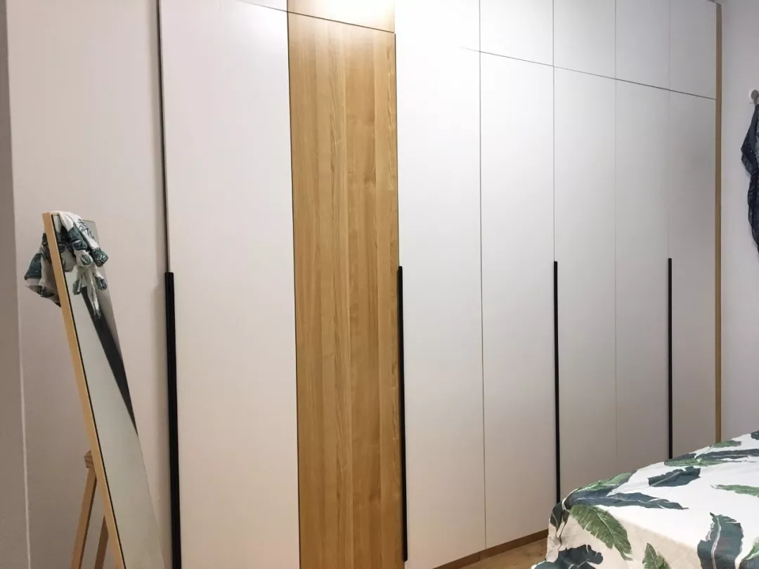 小户型的卧室衣柜可以选择拼色款，避免纯色太过单调
