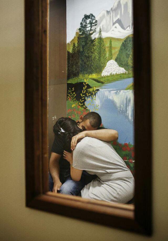 一名英国摄影师跑到法国的监狱，用镜头记录下里面的场景