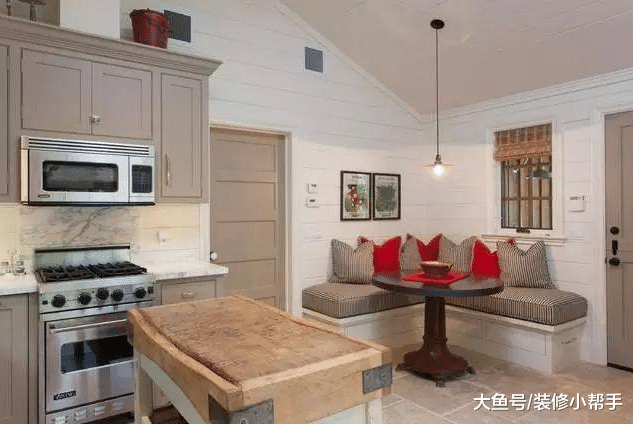 家里餐厅区域，也能充满设计感，比普通餐桌好看太多了