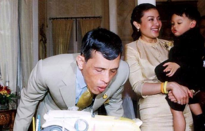 她是泰国最美太子妃，侍女出身43岁遭废黜，儿子却是未来泰王