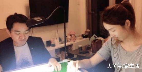 晒晒王祖蓝在香港的豪宅，客厅有个玻璃幕墙，感觉像住在海景房里