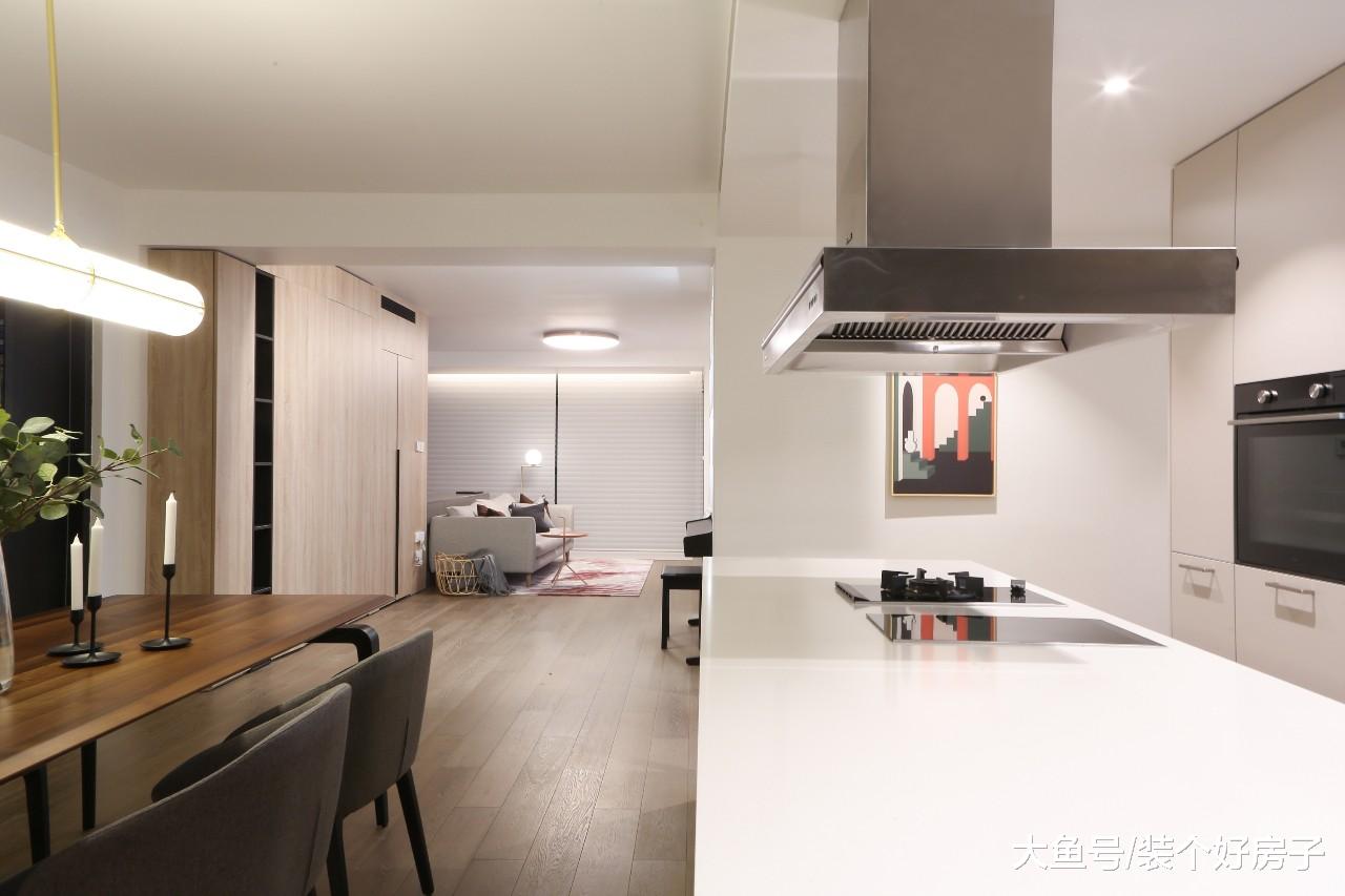 客厅容纳衣帽间，餐厅兼做办公桌，这个130㎡三口之家高效又舒适！