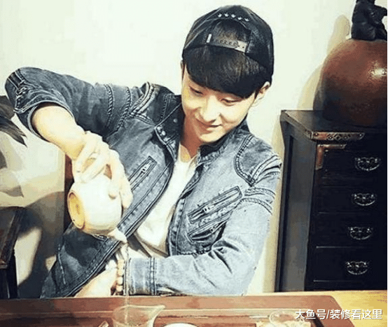 牛骏峰的豪宅曝光，户型面积大，但是客厅连沙发都没有吗