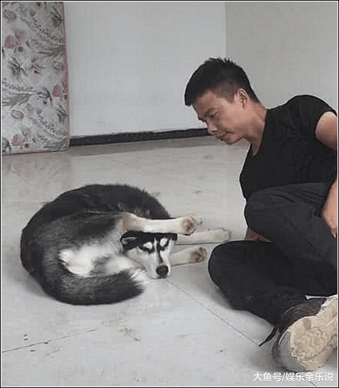 男子正在练瑜伽，突然发现二哈有点不对劲，低头一看直接傻眼了