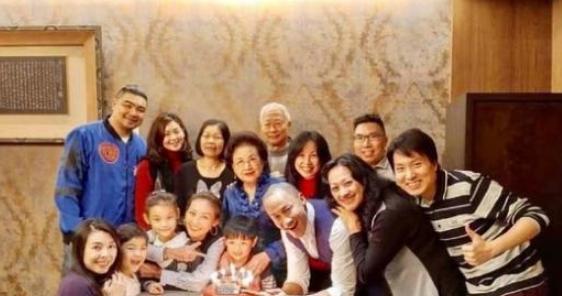 晒晒何润东一家人住的豪宅，给老婆买了公主沙发，对家人也太宠了