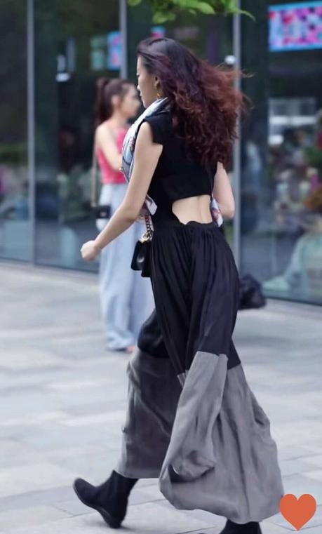 小姐姐厉害了，夏天竟穿了冬天的靴子，季节傻傻分不清