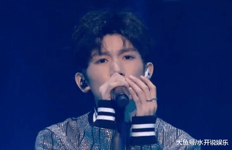 王源表演时突然卡麦，有谁看到他的“应急反应”，网友：真绝了