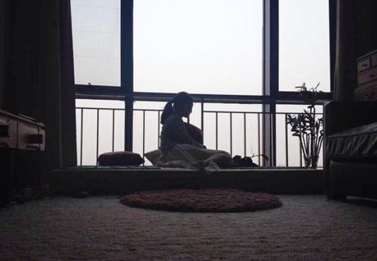 郭珍霓首次曝出自己的家，卧室有个满墙高的书柜，平时生活真文艺