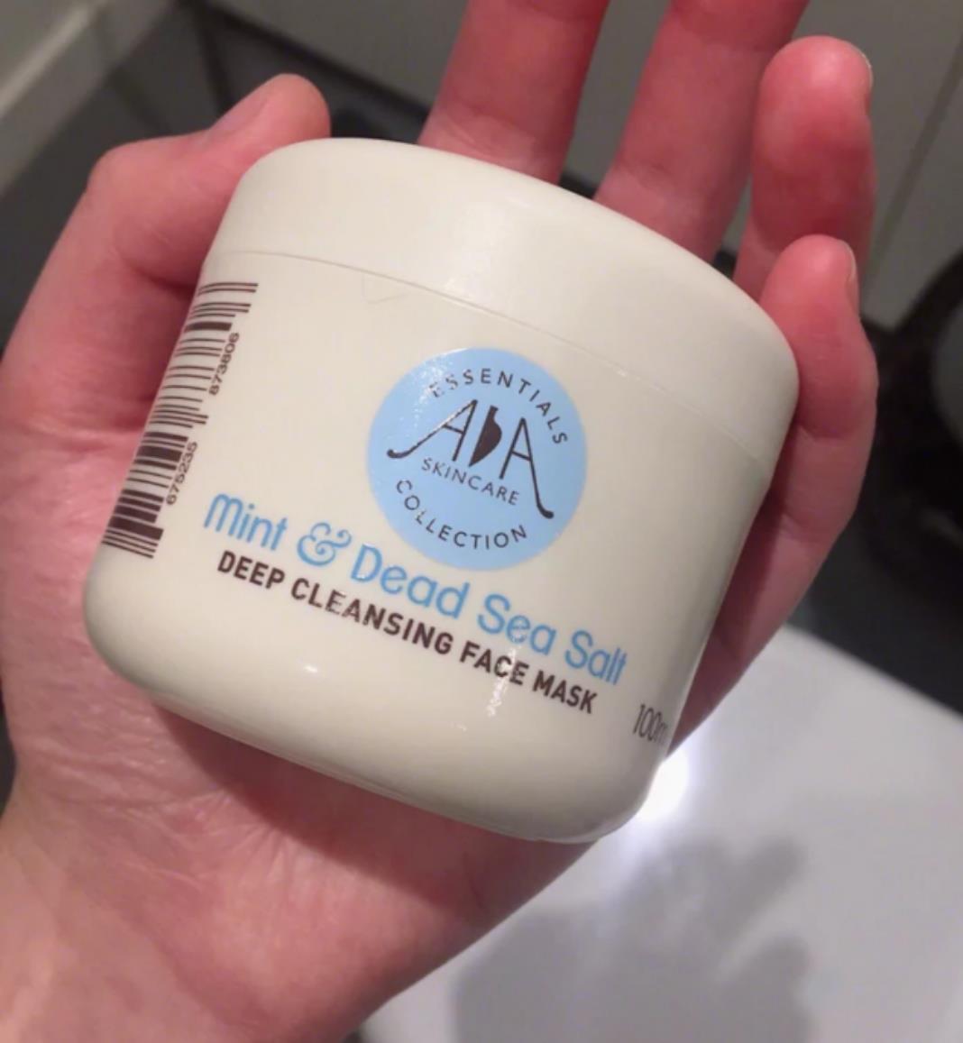 最近李佳琦晒出自己用的面膜, 网友：用8年了, 5次不到黑头毛孔就没了