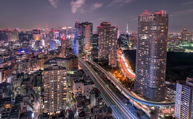 城市成“水泥森林”，楼市释放两大信号预示：未来有房不如有钱