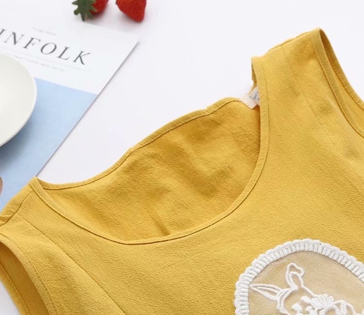 裙子过膝才好看，今夏时髦姑娘都爱的无袖背心裙，好穿靓丽还不贵