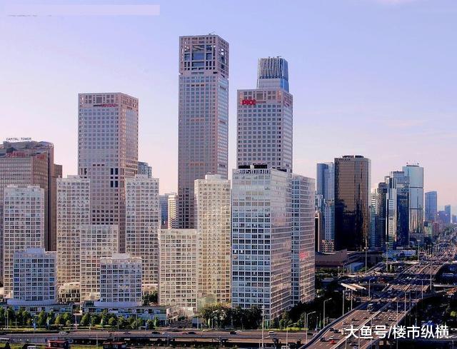 就算不考虑公摊，因为“两点”，聪明人也不选“两梯四户”的房子