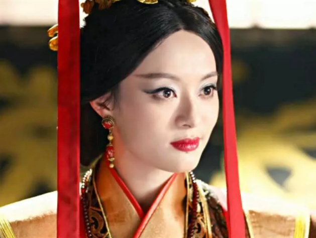 群演跪下充当肉墩子，导演让孙俪踩着上车，她的反应暴露人品！
