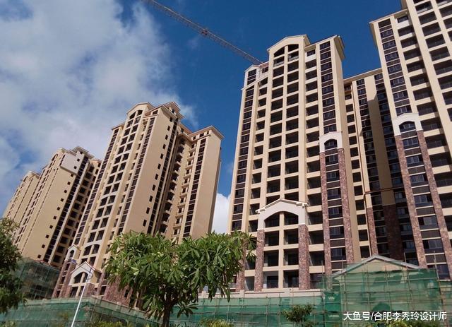 天花板水泥掉落，抬头一看楼板用木板填充的，整栋楼业主天天都心悬着