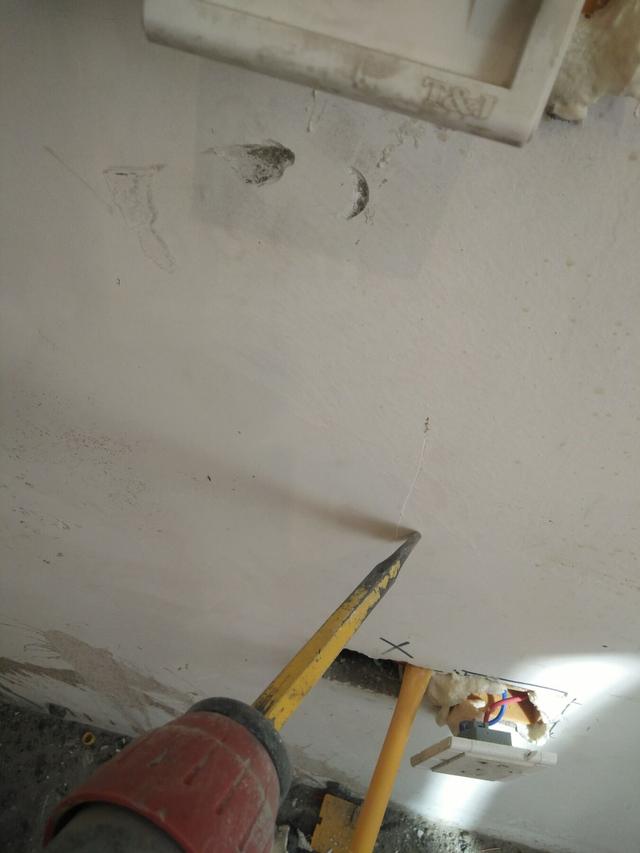 装修墙面开裂用多贵的乳胶漆都没用？老工长一语点破！