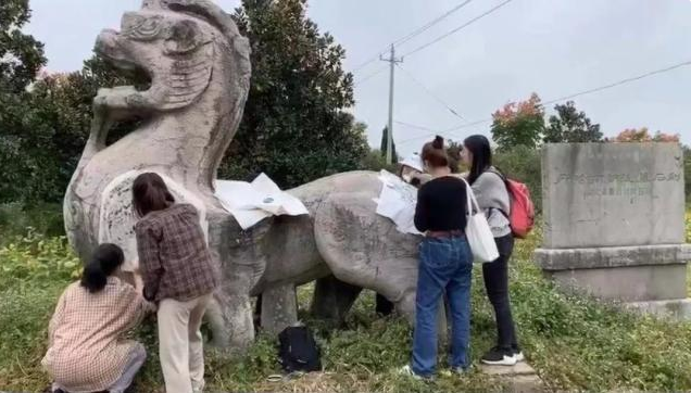 上海大学师生对南朝石刻进行盗拓，视频流露，警方已经介入处理