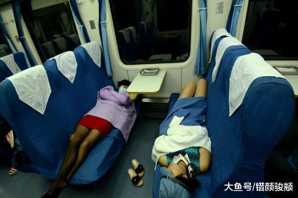 農民工春運火車硬座上的銷魂睡姿，背后是心酸與無奈