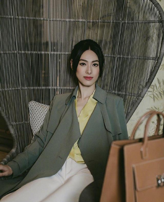 梁洛施身材、气质好女神，小香风外套配牛仔裤，哪像3娃的妈妈？