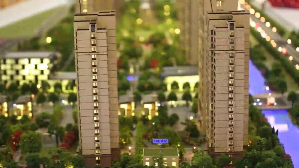 开发商掀起降价抛售潮，炒房客如坐针毡，究竟应该何去何从？