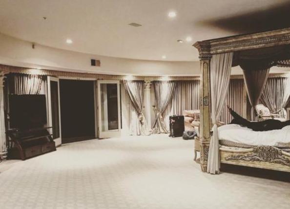 参观黄子韬如今住的豪宅，客厅还有回旋式楼梯，一看就知捞金不少