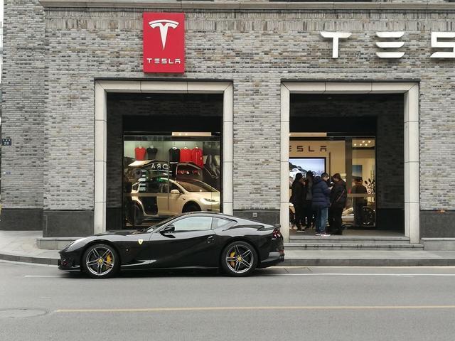 杭城首辆812，车主停特斯拉店门口，保安忍不住了