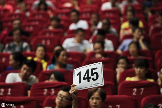 明明房子卖不动了，为什么开发商还在疯狂买地建房？不怕亏本吗？