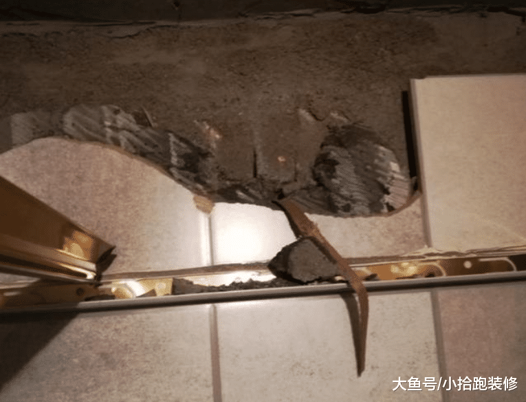 预埋了线管却不穿电线，业主当场就把电工找来，并且质问他