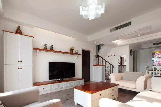 晒晒我家182平复式楼美式装修，客厅的小碎花窗帘让人喜欢！