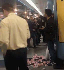 爆笑GIF：小哥哥你这样做真的很伤自尊的，就不能怜香惜玉一点嘛