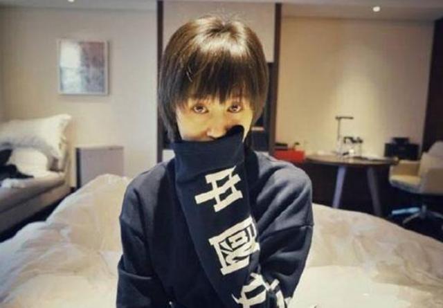 帶你看看王子文的豪宅，灰藍色沙發很有情調，裝修普通住得舒服