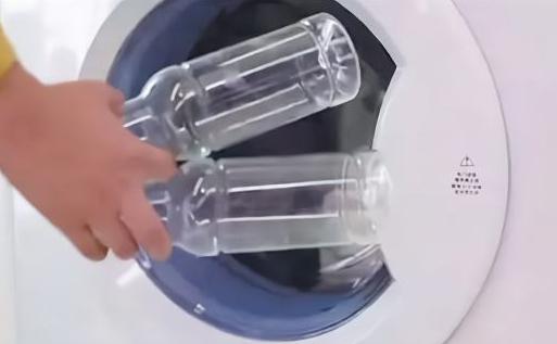 洗衣服记得往洗衣机里扔个瓶子，太聪明了，比手洗的还干净