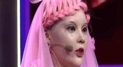中国版“芭比”，为美半月染一次发，吃饭不敢大口，卸妆后长这样