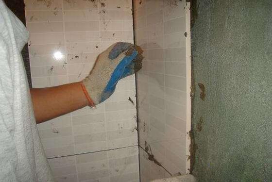 卫生间贴瓷砖别用水泥砂浆，城里流行这样铺更牢固，拽不下来！