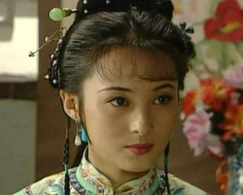 在和珅被处死后，其家产被抄光，他的小妾是被如何处置的？